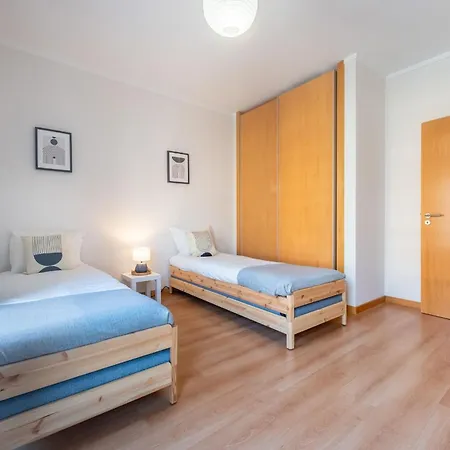 Elegant 2 Bdr Flat W/ Rooftop Pool By Lovelystay Apartman