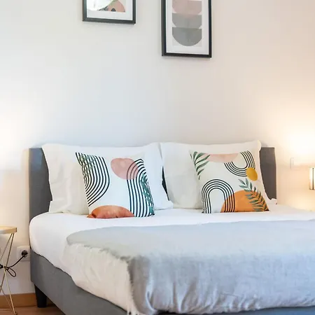 Elegant 2 Bdr Flat W/ Rooftop Pool By Lovelystay