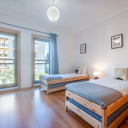 Elegant 2 Bdr Flat W/ Rooftop Pool By Lovelystay Apartman
