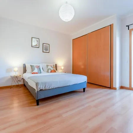Elegant 2 Bdr Flat W/ Rooftop Pool By Lovelystay