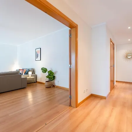 Elegant 2 Bdr Flat W/ Rooftop Pool By Lovelystay *