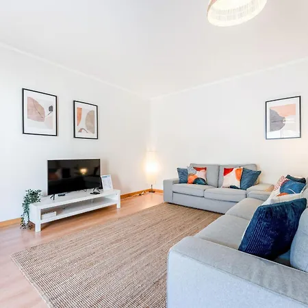 Elegant 2 Bdr Flat W/ Rooftop Pool By Lovelystay *