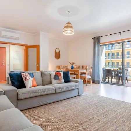Elegant 2 Bdr Flat W/ Rooftop Pool By Lovelystay *