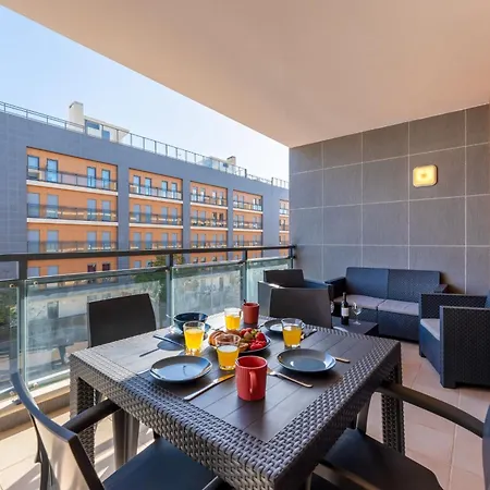 Elegant 2 Bdr Flat W/ Rooftop Pool By Lovelystay شقة