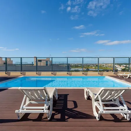 Elegant 2 Bdr Flat W/ Rooftop Pool By Lovelystay شقة