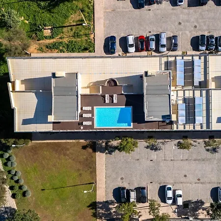 Elegant 2 Bdr Flat W/ Rooftop Pool By Lovelystay شقة